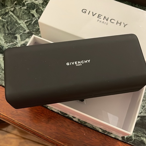 New Givenchy Eyeglasses Sunglasses Case With Cloth.7L, 1.75 , 3D. Black - Picture 2 of 8